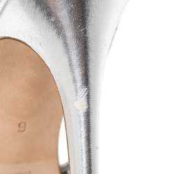 مملوكة مسبقًا Gina Silver Leather Crystal Embellished Peep Toe Slingback Sandals Size 39