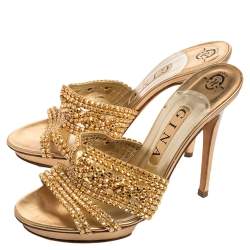 Pre Owned صندل سلايد جينا جلد ذهبي مزخرف كريستال نعل سميك مقاس 38