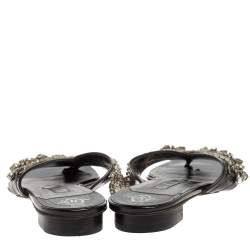 مملوكة مسبقًا صندل جينا سلايد جلد أسود لامع مزخرف كريستال مقاس 39