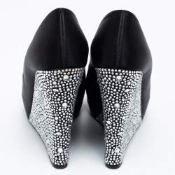 Pre Owned حذاء كعب عالي جينا بيل ساتان أسود مزخرف كريستال كعب روكي مقدمة مفتوحة مقاس 39