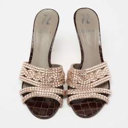 Pre Owned صندل سلايد جينا جلد لامع نقشة تمساح بني مقاس 39.5