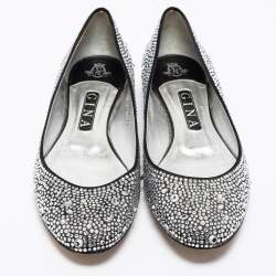 Pre Owned حذاء باليرينا فلات جينا ساتان أسود مزين بالكريستال مقاس 40.5