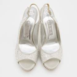مملوكة مسبقًا Gina Light Grey Satin Crystal Embellishment Slingback Sandals Size 39