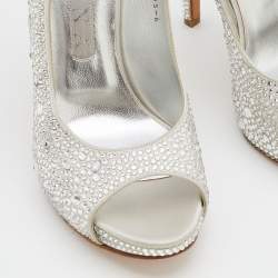مملوكة مسبقًا Gina Light Grey Satin Crystal Embellishment Slingback Sandals Size 39