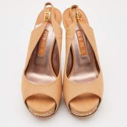 مملوكة مسبقًا صندل جينا ساتان بيج مزخرف كريستال مقدمة مفتوحة فتحة كعب نعل سميك مقاس 40