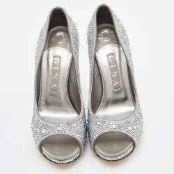مملوكة مسبقًا Gina Silver Satin Crystal Embellished Peep Toe Platform Pumps Size 38