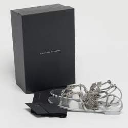 Pre Owned صندل جوسيبي زانوتي أميرة جلد فضي مزين بسحر مصارع روماني مسطح مقاس 37