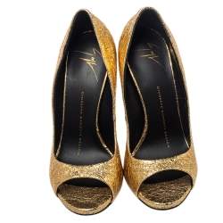 Pre Owned حذاء كعب عالي جوسيبي زانوتي مقدمة مفتوحة جلد ذهبي مقاس 35