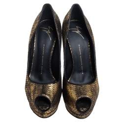 Pre Owned حذاء كعب عالي جوسيبي زانوتي نعل سميك مقدمة مفتوحة جلد نقش ثعبان ذهبي ميتالك مقاس 40