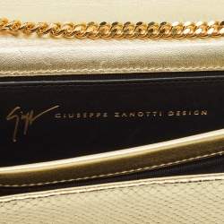 مملوكة مسبقًا حقيبة كلتش جوسيبي زانوتي جلد بنقشة جلد الثعبان الذهبي بغطاء وشعار وسلسلة
