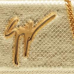 مملوكة مسبقًا حقيبة كلتش جوسيبي زانوتي جلد بنقشة جلد الثعبان الذهبي بغطاء وشعار وسلسلة