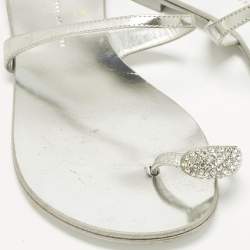 Pre Owned صندل فلات جوسيبي زانوتي جلد فضي ميتاليك مزخرف كريستال بحلقة إصبع مقاس 39