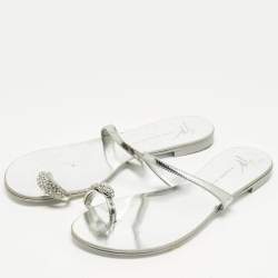 Pre Owned صندل فلات جوسيبي زانوتي جلد فضي ميتاليك مزخرف كريستال بحلقة إصبع مقاس 39