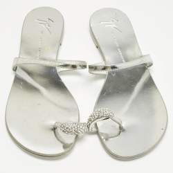 Pre Owned صندل فلات جوسيبي زانوتي جلد فضي ميتاليك مزخرف كريستال بحلقة إصبع مقاس 39