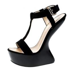 مملوكة مسبقًا صندل جوسيبي زانوتي جلد أسود لامع بسير حرف T ونعل سميك روكي مقاس 37