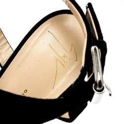 مملوكة مسبقًا صندل جوسيبي زانوتي جلد أسود لامع بسير حرف T ونعل سميك روكي مقاس 37