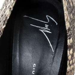 مملوكة مسبقًا حذاء كعب عالي جوسيبي زانوتي مقدمة مدببة جلد نقش ثعبان ميتالك بيج/ بني مقاس 39