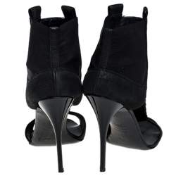 مملوكة مسبقًا صندل جوسيبي زانوتي سير حرف T مرصع رباط مطاطي وجلد أسود مقاس 38ز5