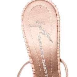 مملوكة مسبقًا صندل جوسيبي زانوتي ساتان وردي فاتح وجلد نقشة السحالي مزخرف كريستال بحزام للكاحل مقاس 35.5