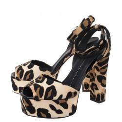 مملوكة مسبقً ا صندل جوسيبي زانوتي مقدمة مفتوحة نعل سميك سير كاحل حرير مضلع نقشة الفهد بيج مقاس 39