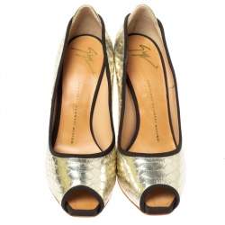 Pre Owned حذاء كعب عالي جوسيبي زانوتي نعل سميك و مقدمة مفتوحة جلد نقشة الثعبان ذهبي ميتالك مقاس 38