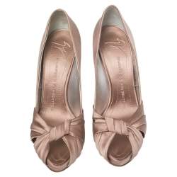 مملوكة مسبقًا حذاء كعب عالي جوسيبي زانوتي عقدة ساتان بيج مقاس 39