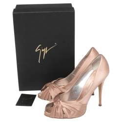 مملوكة مسبقًا حذاء كعب عالي جوسيبي زانوتي عقدة ساتان بيج مقاس 39