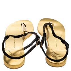 مملوكة مسبقًا Giuseppe Zanotti Gold/Black Suede and Leather Thong Flats Size 38.5