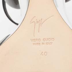 Pre Owned حذاء كعب عالي جوسيبي زانوتي إيفيت جلد لامع أسود / فضي مقدمة مدببة نعل روكي مقاس 40