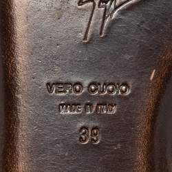 Pre Owned صندل فلات إصبع جوسيبي زان وتي جلد بني مرصع كريستال مقاس 39