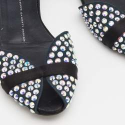 Pre Owned صندل فلات جوسيبي زانوتي ساتان وسويدي أسود/أزرق مزخرف كريستال بحزام للكاحل مقاس 39