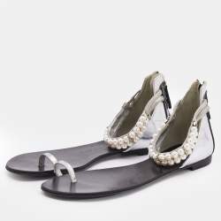 Pre Owned Giuseppe Zanotti Black/Silver Patent And Leather Pearl Embellished Toe Ring Flat Sandals Size 40