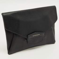 مملوكة مسبقًا Givenchy Black Leather Antigona Envelope Clutch