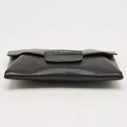 مملوكة مسبقًا Givenchy Black Leather Antigona Envelope Clutch