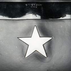 مملوكة مسبقًا حقيبة كلتش جيفنشي جلد لامع ونجوم أسود