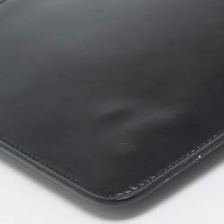 مملوكة مسبقًا حقيبة كلتش جيفنشي جلد لامع ونجوم أسود