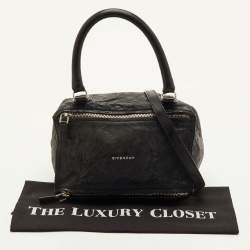 مملوكة مسبقًا حقيبة كتف جيفنشي باندورا بوكس جلد متجعد أسود متوسطة بيدين