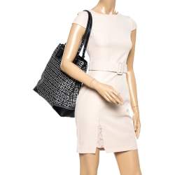 مملوكة مسبقًا حقيبة يد جيفنشي جلد و كانفاس مونوغرامي رصاصي 