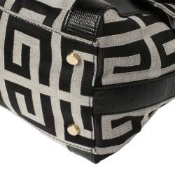 مملوكة مسبقًا  حقيبة جيفنشي يد علوية قلاب جلد منقوش وكانفاس مونوغرام أسود بإبزيم  