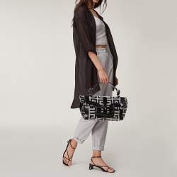 مملوكة مسبقًا  حقيبة جيفنشي يد علوية قلاب جلد منقوش وكانفاس مونوغرام أسود بإبزيم  