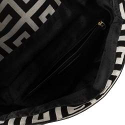 مملوكة مسبقًا  حقيبة جيفنشي يد علوية قلاب جلد منقوش وكانفاس مونوغرام أسود بإبزيم  