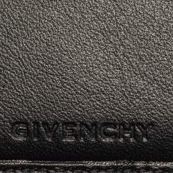 مملوكة مسبقًا محفظة جيفنشي بقلاب جلد وقماش مونوغرامية مضغوطة