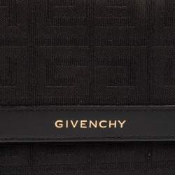 مملوكة مسبقًا محفظة جيفنشي بقلاب جلد وقماش مونوغرامية مضغوطة