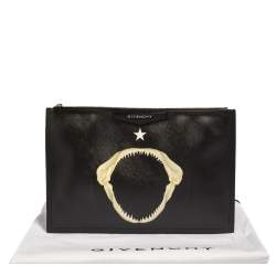 Pre Owned حقيبة كلتش جيفنشي مطبوعة جلد لامعة سوداء