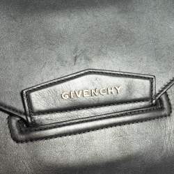 مملوكة مسبقًا حقيبة كلتش جيفنشي أنتيغونا أنفيلوب متوسطة جلد فضي ميتاليك