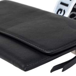 مملوكة مسبقًا حقيبة كلتش جيفنشي حمالة معصم قلاب جلد أسود