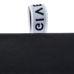 مملوكة مسبقًا حقيبة كلتش جيفنشي حمالة معصم قلاب جلد أسود