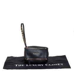مملوكة مسبقًا Givenchy Black Rubber Pandora Wristlet Clutch