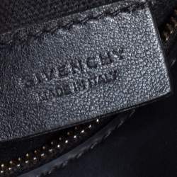 مملوكة مسبقًا Givenchy Black Rubber Pandora Wristlet Clutch