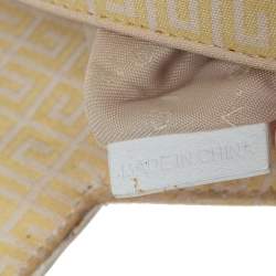 مملوكة مسبقًا حقيبة جيفنشي باغيت كانفاس وجلد أصفر بالشعار وقلاب